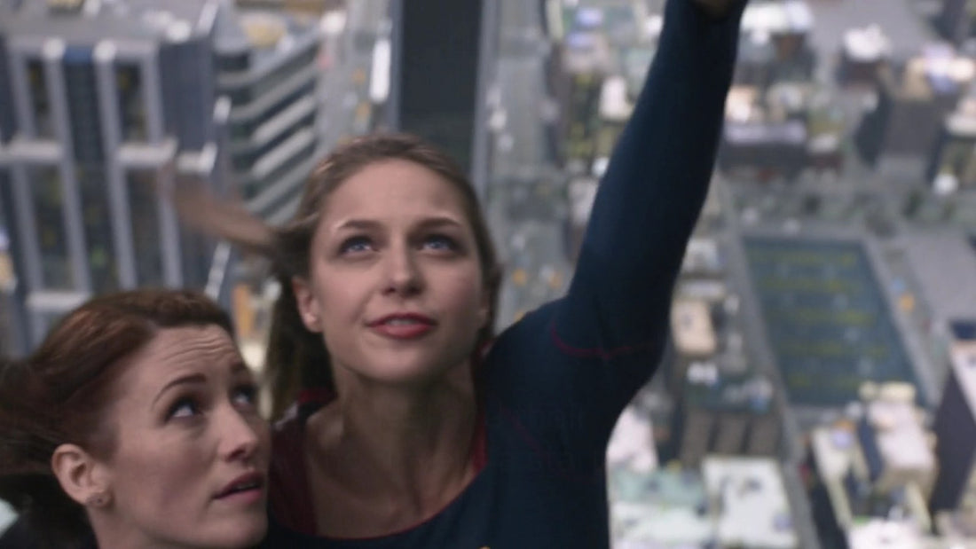 Kara y Alex Danvers (Melissa Benoist y Chyler Leigh) en la serie Supergirl