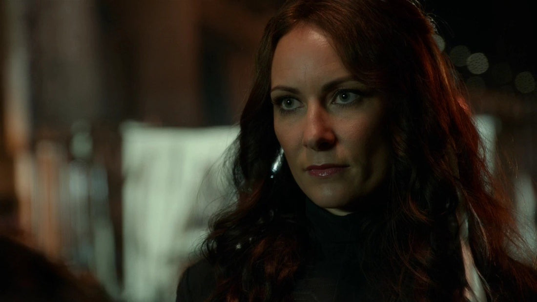 Laura Benanti como Astra In-Ze, con el pelo castaño oscuro, en la serie Supergirl