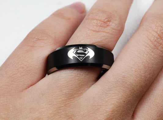 Joyas Superman: anillo con emblema, pulsera de cuero y metal y collar con colgante del logo