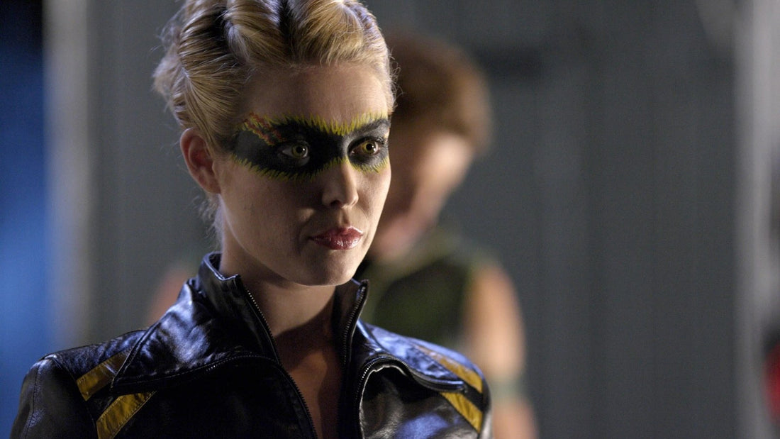 Alaina Huffman como Black Canary, con máscara negra y amarilla y chaqueta de cuero, en Smallville