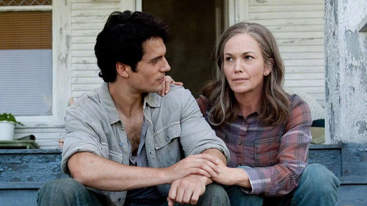 Diane Lane como Martha Kent sentada junto a Henry Cavill como Clark Kent en el porche de la granja, en Man of Steel
