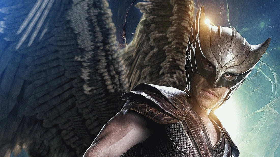 Falk Hentschel como Hawkman, con casco de halcón y grandes alas, en una imagen de la serie DC's Legends of Tomorrow