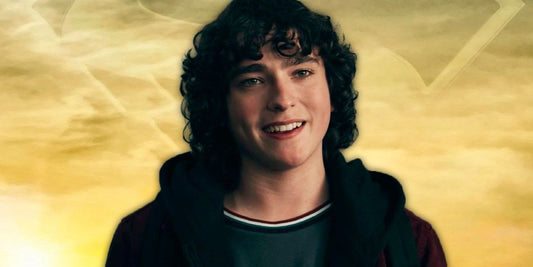 Alex Garfin como Jordan Kent, sudadera con capucha, fondo amarillo con el símbolo S, Superman & Lois
