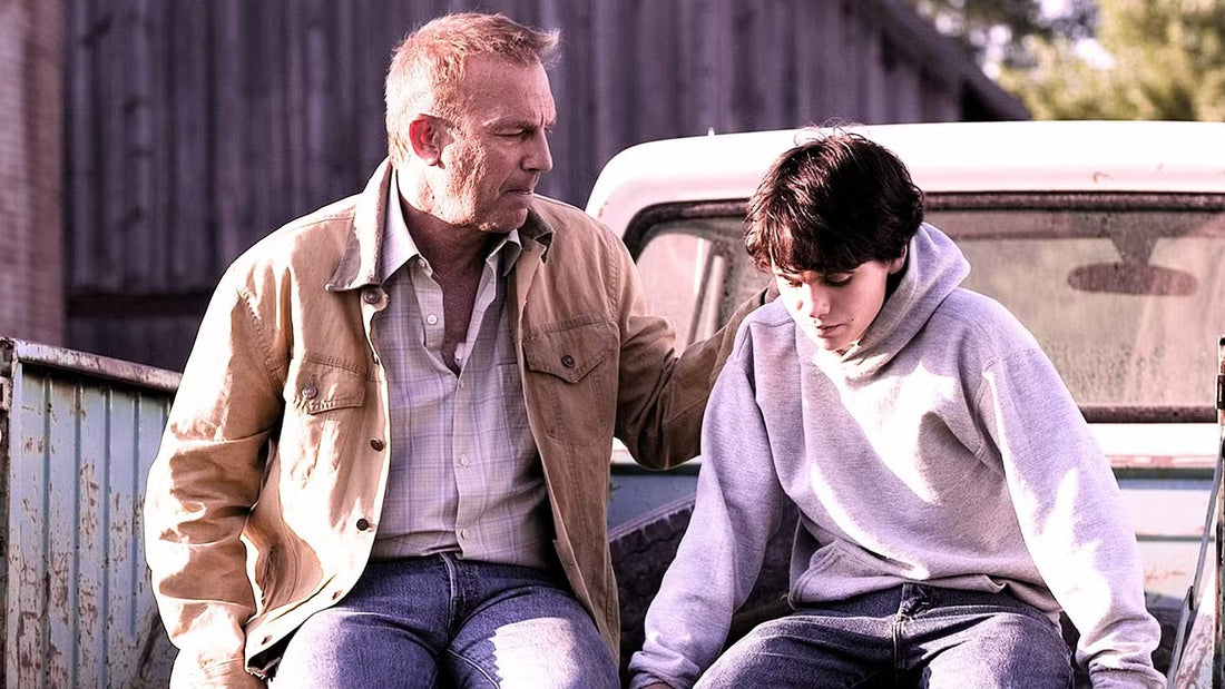Kevin Costner como Jonathan Kent, sentado con Clark adolescente en la parte trasera de una camioneta pick-up, en Man of Steel
