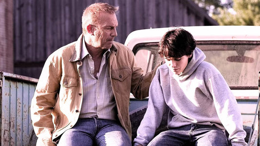 Kevin Costner como Jonathan Kent, sentado con Clark adolescente en la parte trasera de una camioneta pick-up, en Man of Steel