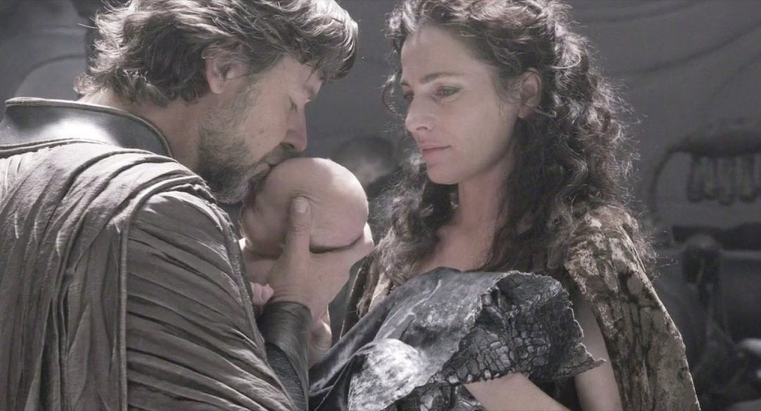 Ayelet Zurer como Lara Lor-Van y Russell Crowe como Jor-El sosteniendo al bebé Kal-El, Man of Steel (2013)