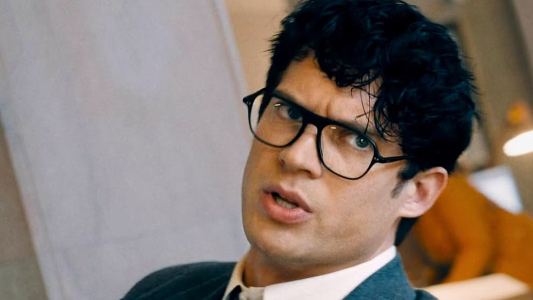 David Corenswet de Clark Kent, gafas negras y camisa blanca, en el Daily Planet