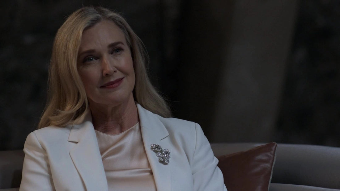 Brenda Strong como Lillian Luthor, con traje sastre blanco y broche, en la serie Supergirl