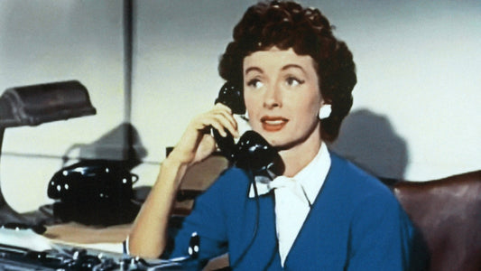 Noel Neill en el papel de Lois Lane, al teléfono frente a su máquina de escribir