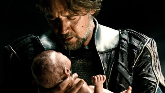 Russell Crowe como Jor-El sosteniendo a Kal-El recién nacido en Krypton, en Man of Steel