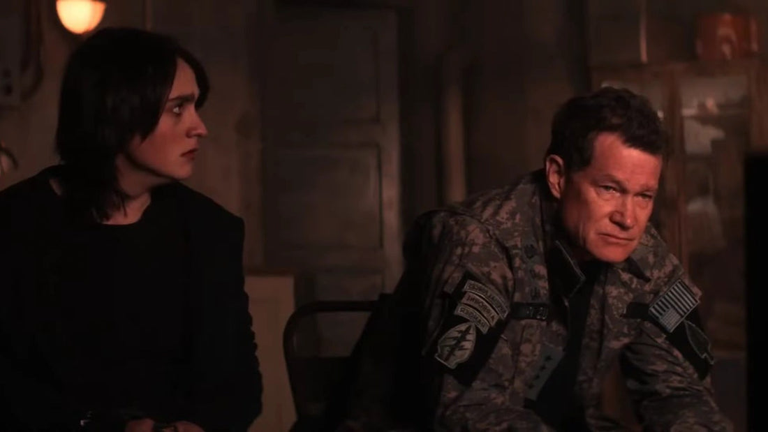 Dylan Walsh como Sam Lane, con uniforme de campaña, junto a Jordan-El en el mundo invertido de Superman & Lois