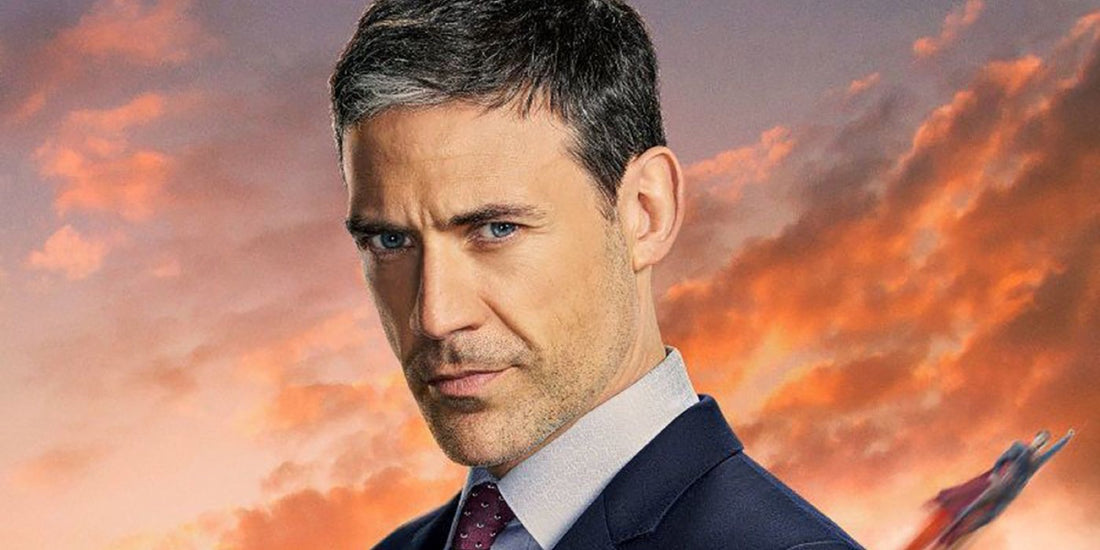 Adam Rayner como Morgan Edge, Tal-Rho de Superman & Lois, traje oscuro bajo un cielo anaranjado