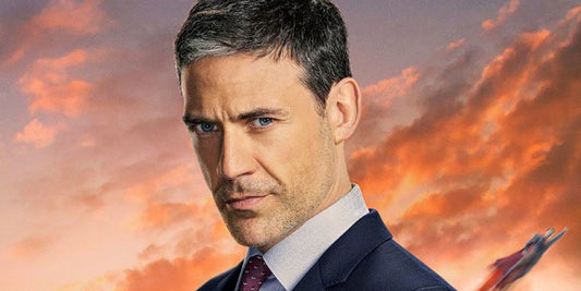 Adam Rayner como Morgan Edge, Tal-Rho de Superman & Lois, traje oscuro bajo un cielo anaranjado