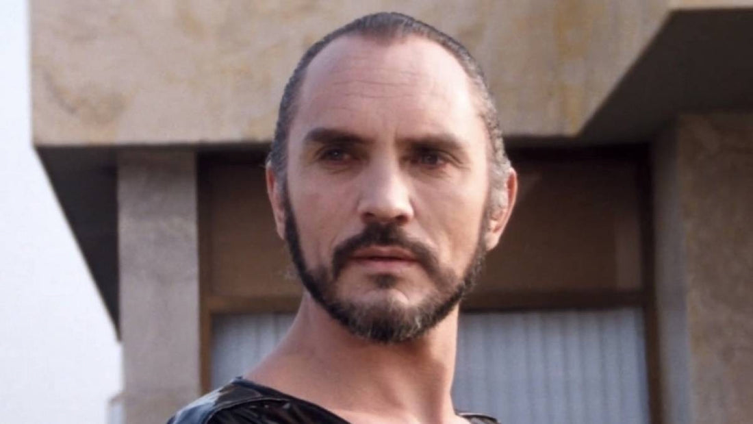 Terence Stamp en général Zod dans Superman II, regard fixe et costume noir kryptonien