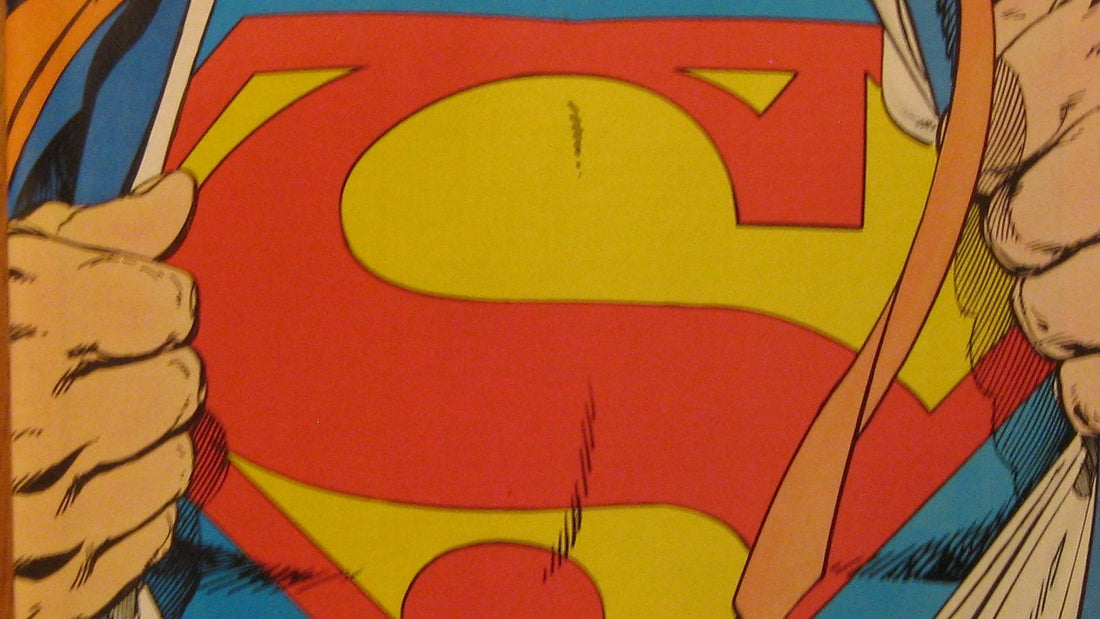 La S roja y amarilla de Superman, manos abriendo la camisa, recorte de la portada de The Man of Steel n.º 1 (1986)
