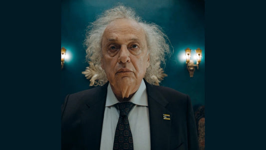Zlatko Burić como Vasil Ghurkos, traje oscuro e insignia de Boravia, en Superman (2025)