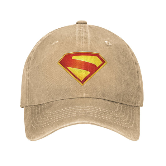 Gorra dad cap Superman de lona lavada caqui, escudo S estampado en degradado dorado perfilado en rojo