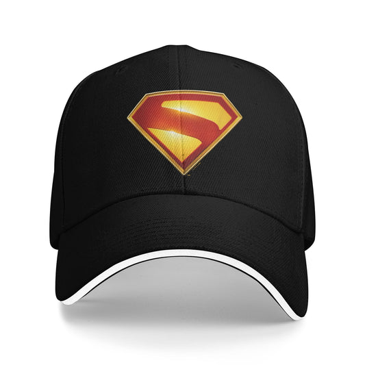 Gorra de béisbol Superman negra, logo S de la película de 2025 estampado en degradado dorado perfilado en rojo en el panel delantero