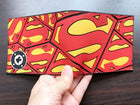 Cartera Superman – Patrón de Múltiples Logotipos Icónicos
