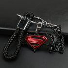 Llavero Superman x Batman – Correa de Cuero Trenzado