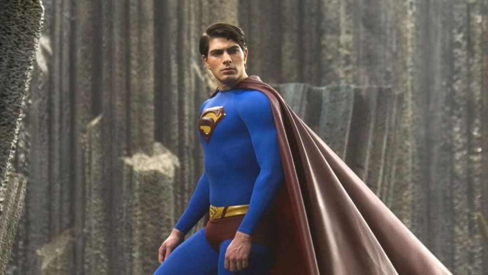 Brandon Routh como Superman, traje azul y capa burdeos, en Superman Returns