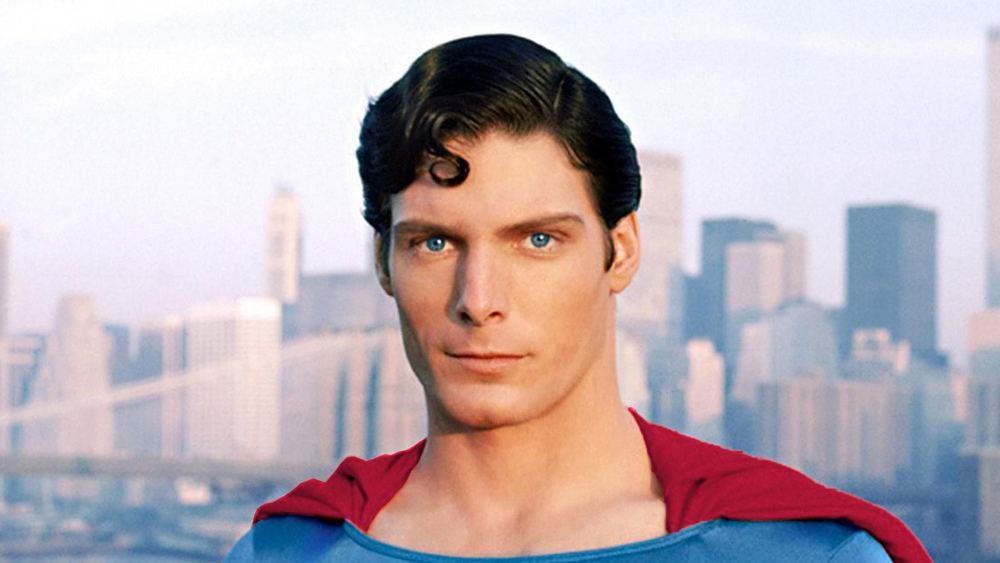 Christopher Reeve como Superman ante los rascacielos de Metrópolis