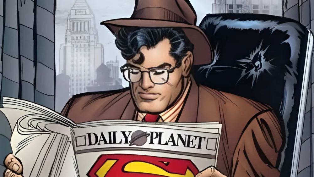 Clark Kent con gabardina y sombrero lee el Daily Planet, con el símbolo de la S visible bajo la camisa