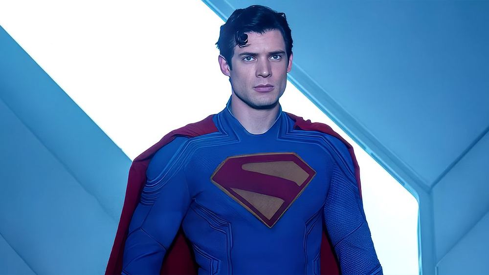 David Corenswet como Superman, traje azul y capa roja, sobre un fondo claro