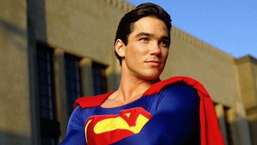 Dean Cain como Superman, traje azul y capa roja, en Lois y Clark