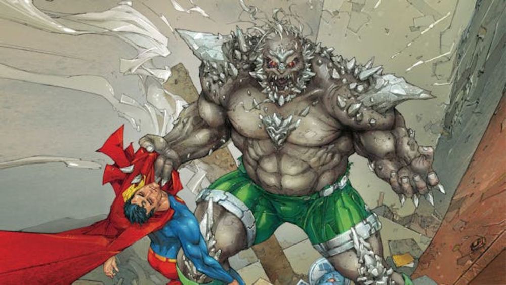 Doomsday, criatura gris erizada de huesos, erguida sobre Superman caído