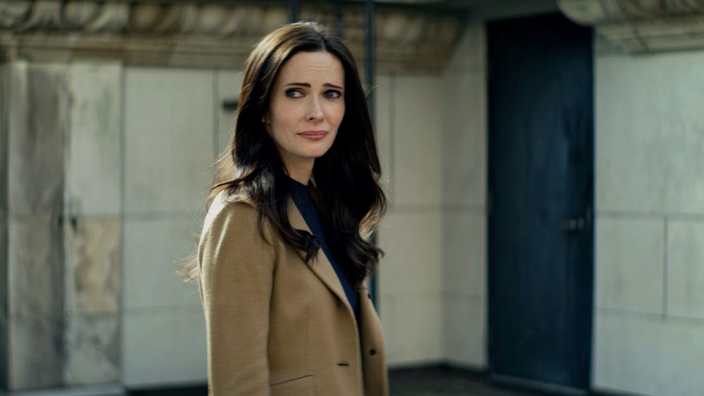 Elizabeth Tulloch como Lois Lane, abrigo beige, en Superman y Lois
