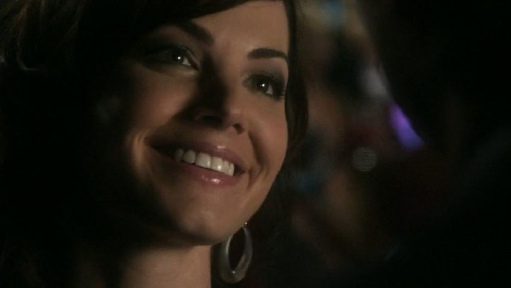 Erica Durance como Lois Lane, primer plano sonriente, en Smallville
