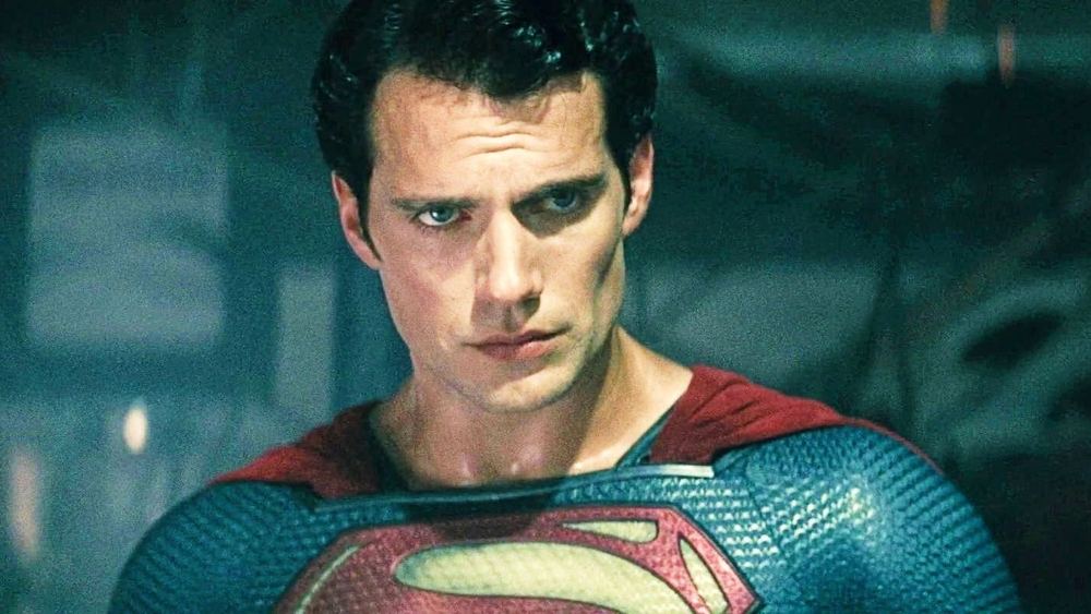 Henry Cavill como Superman, retrato con el traje azul oscuro