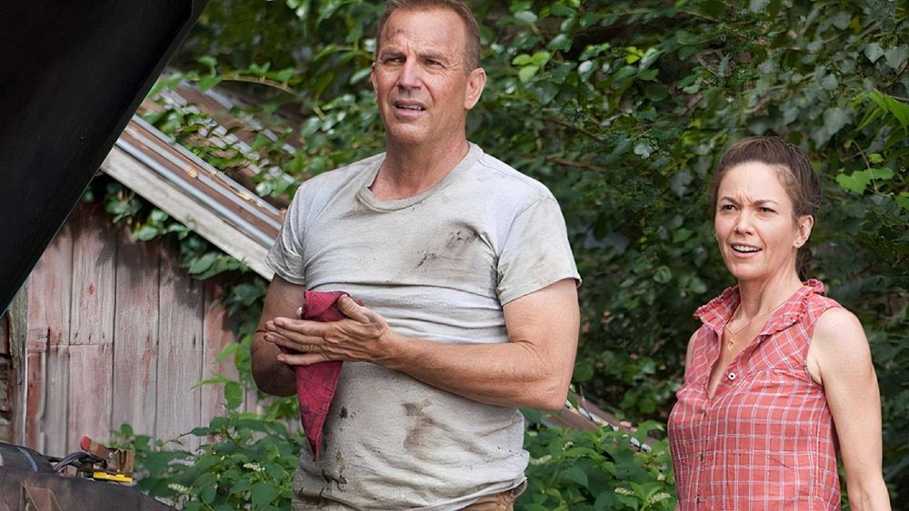 Kevin Costner y Diane Lane como Jonathan y Martha Kent, camiseta manchada y camisa de cuadros, granja de Man of Steel