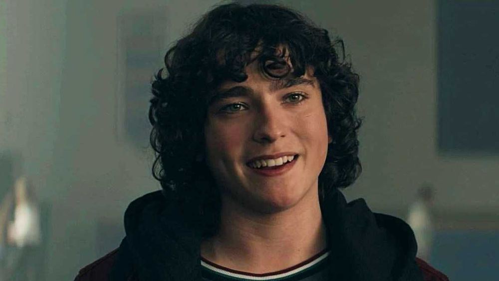 Alex Garfin como Jordan Kent, sudadera burdeos, en Superman y Lois