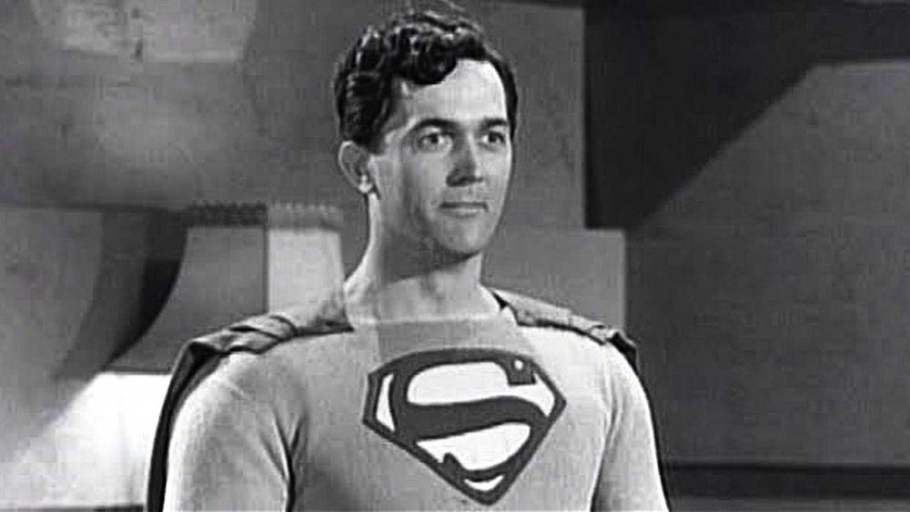 Kirk Alyn como Superman, traje y S, foto en blanco y negro de los seriales de 1948