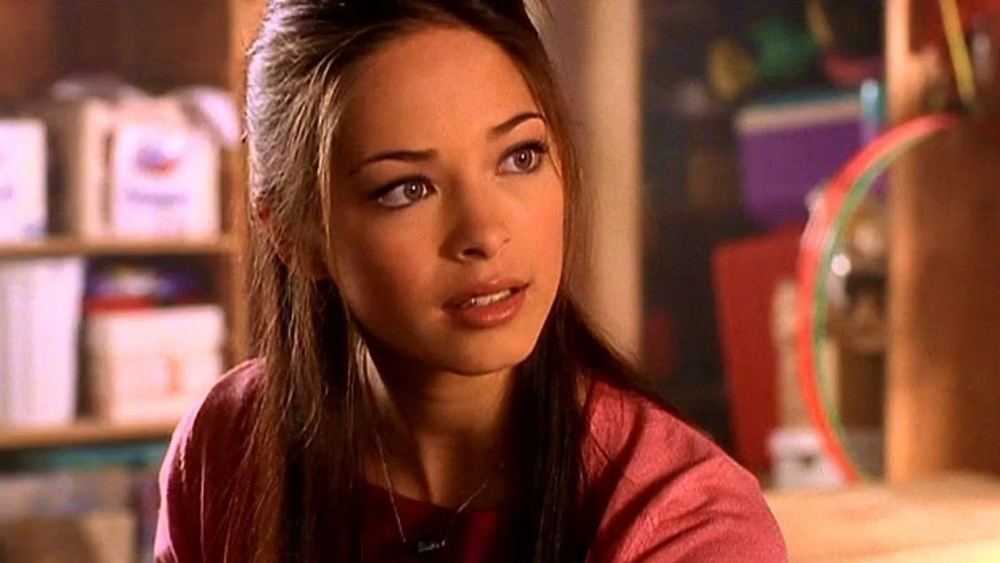 Kristin Kreuk como Lana Lang, jersey rosa, en Smallville