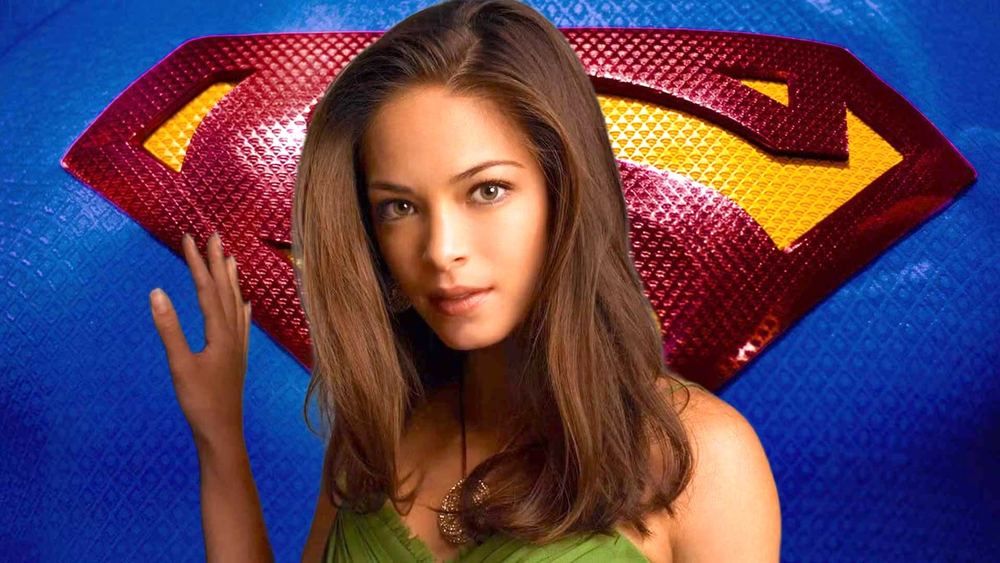 Lana Lang, interpretada por Kristin Kreuk en Smallville, ante el emblema de Superman