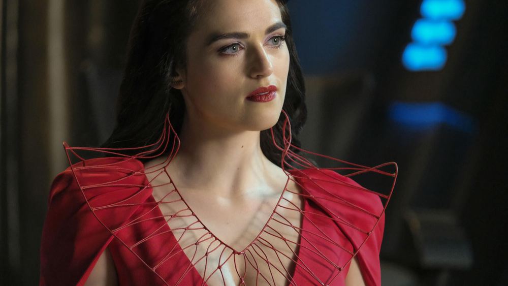 Katie McGrath como Lena Luthor, vestido rojo de cuello de alambre, en Supergirl