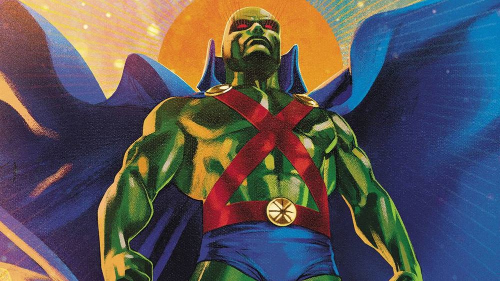 Detective Marciano, con el arnés en forma de X roja en el pecho, ante un sol marciano
