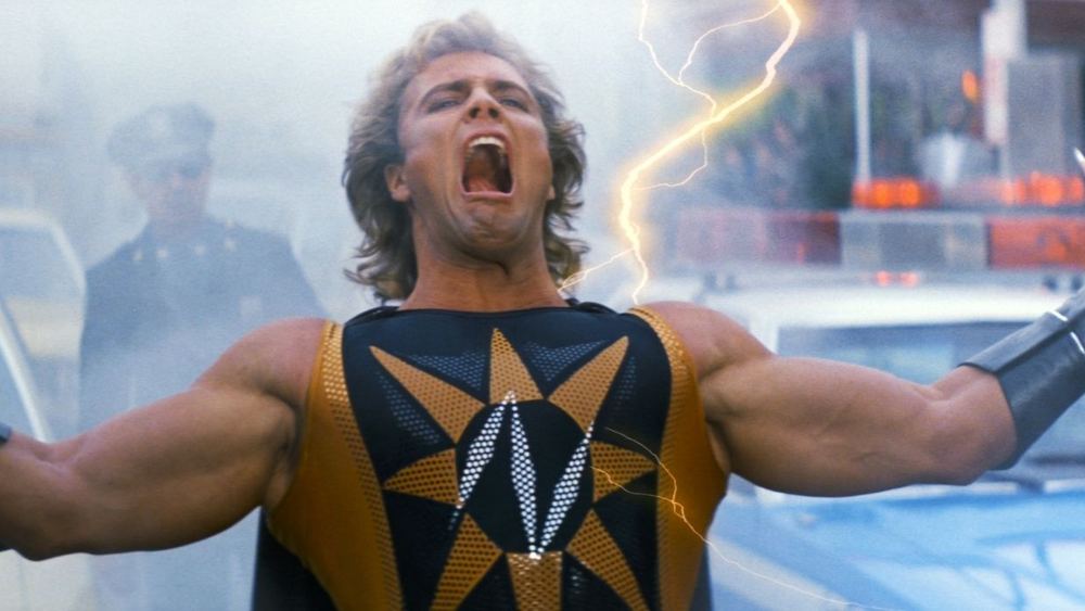 Mark Pillow como Nuclear Man, traje dorado con estrella negra, en Superman IV