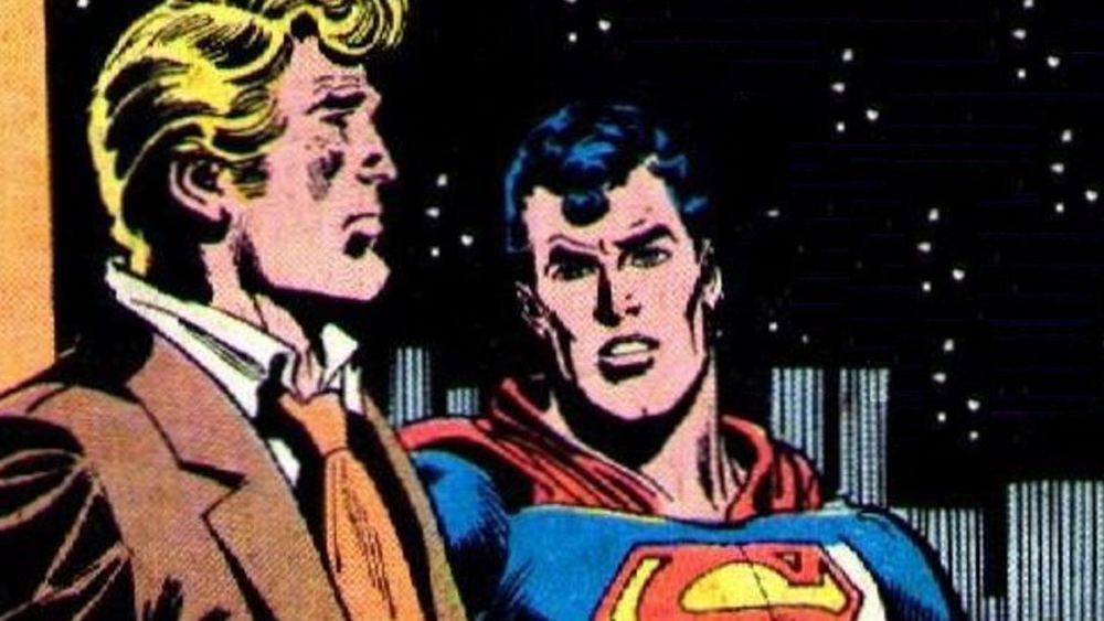 Pete Ross rubio con chaqueta marrón, frente a Superman de traje, en los cómics