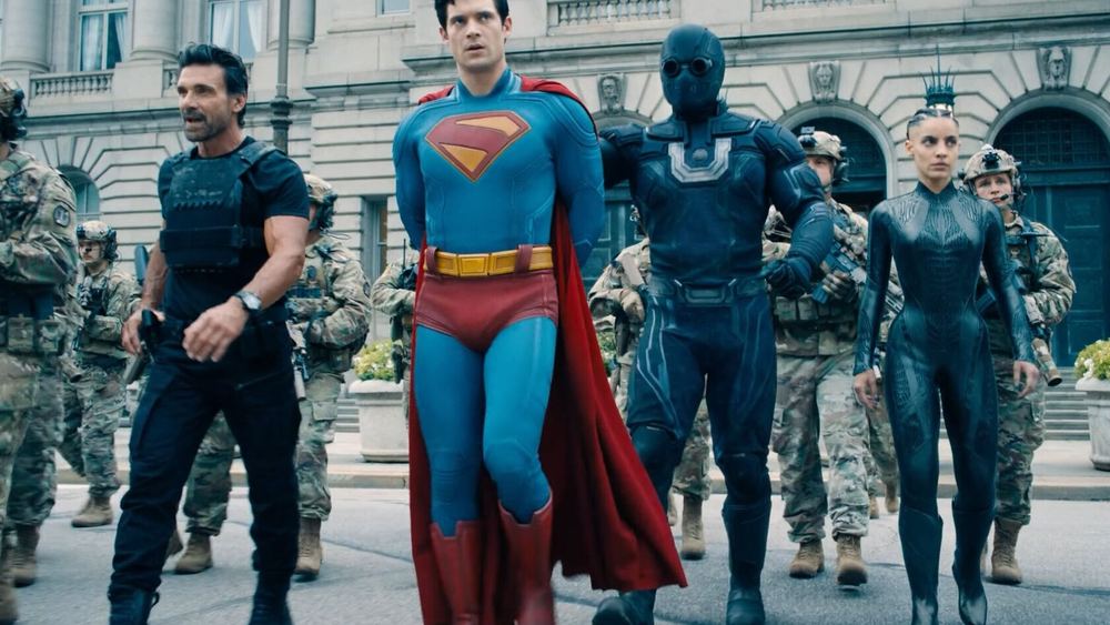 Superman escoltado por militares en una calle, película Superman de 2025