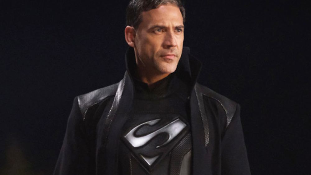 Adam Rayner como Tal-Rho, traje negro con la S plateada, en Superman y Lois