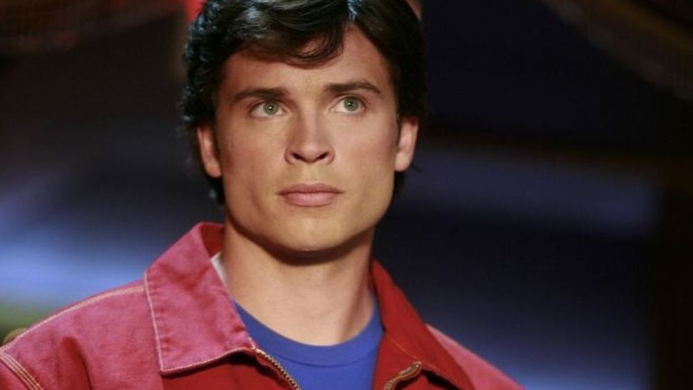Tom Welling como Clark Kent, con chaqueta roja, en la serie Smallville