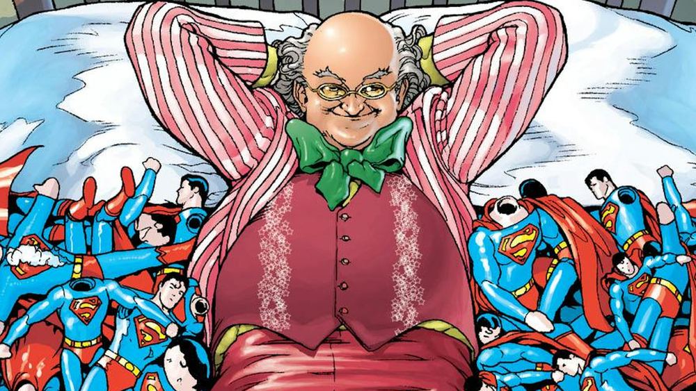 Toyman con traje de rayas, rodeado de figuras de Superman