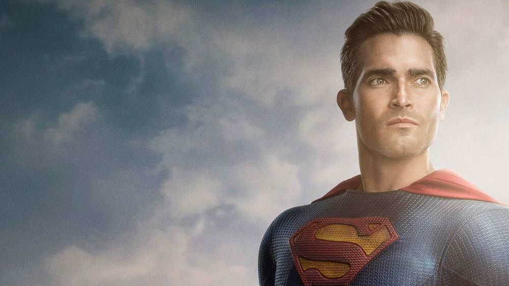 Tyler Hoechlin como Superman, traje azul oscuro, en Superman y Lois
