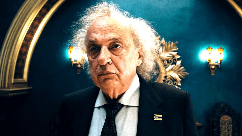 Zlatko Burić como Vasil Ghurkos, traje oscuro y cabello blanco, en Superman 2025